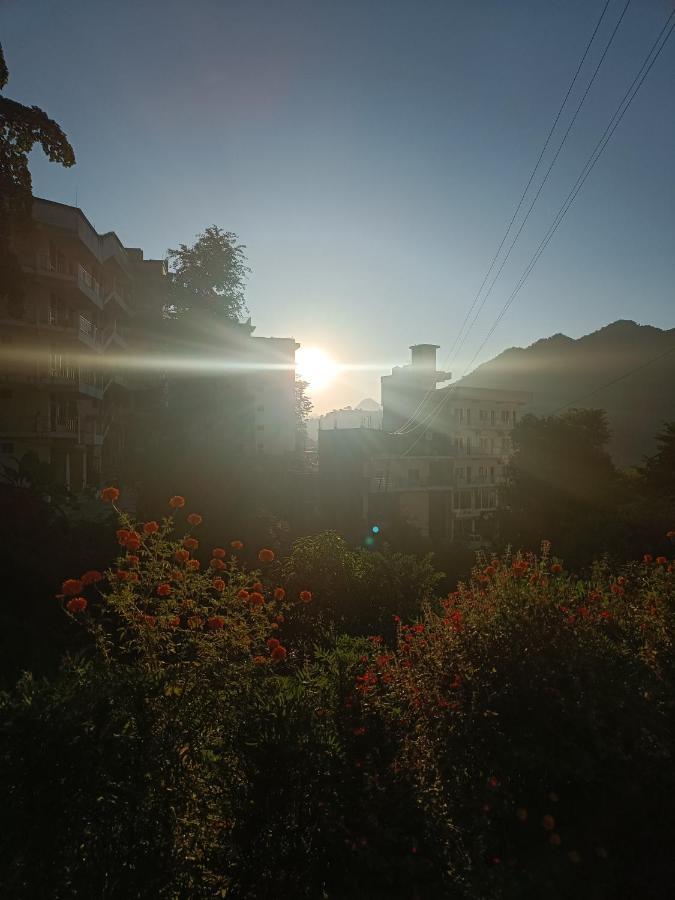 Hobbit House Hostel Rishīkesh Buitenkant foto