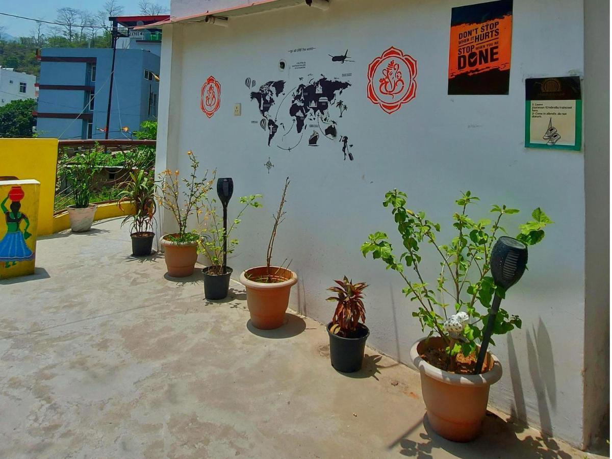 Hobbit House Hostel Rishīkesh Buitenkant foto