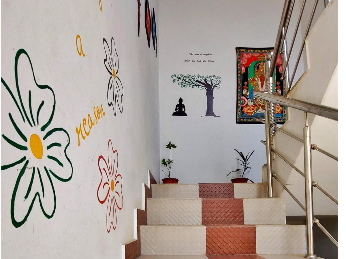 Hobbit House Hostel Rishīkesh Buitenkant foto