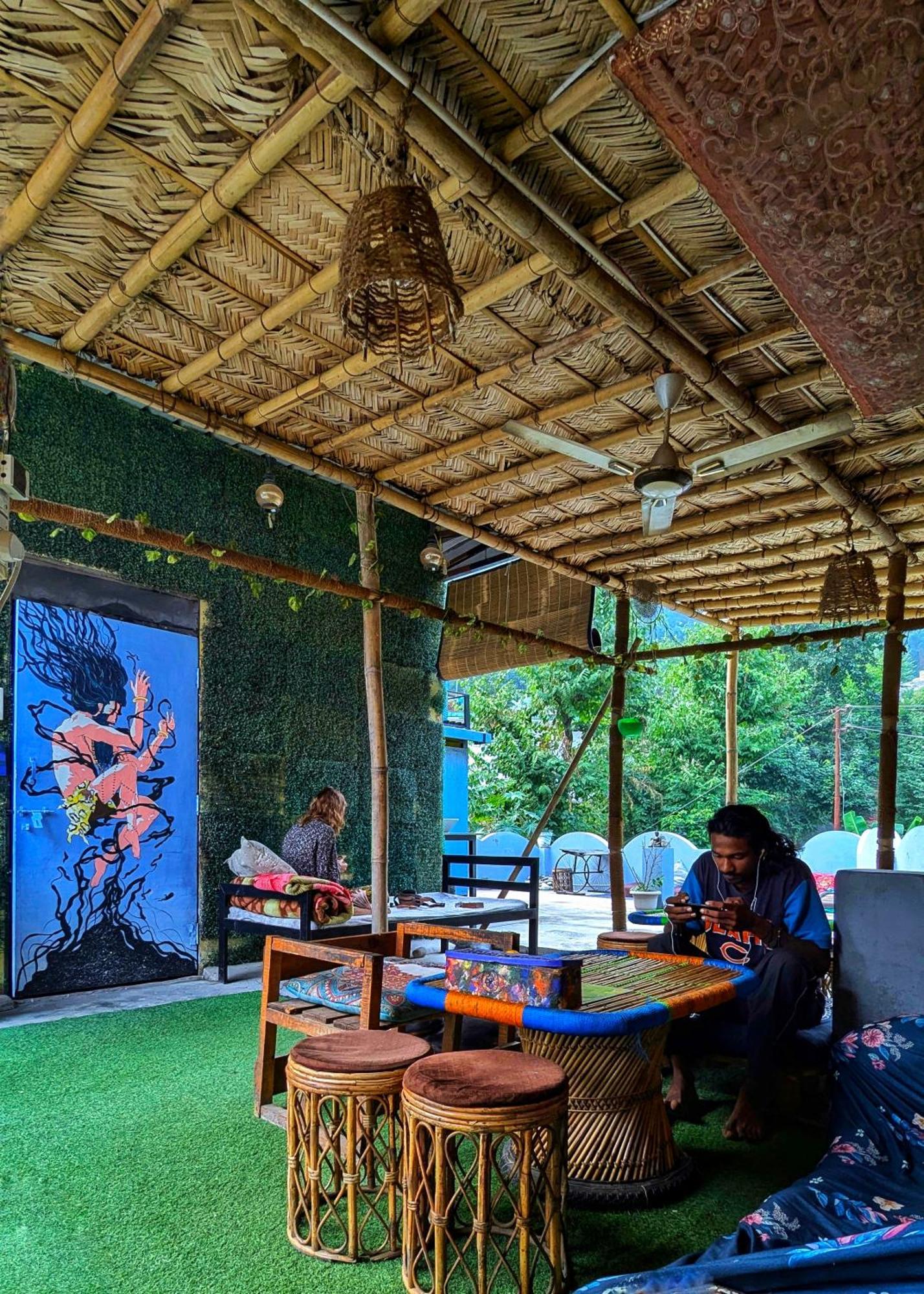 Hobbit House Hostel Rishīkesh Buitenkant foto